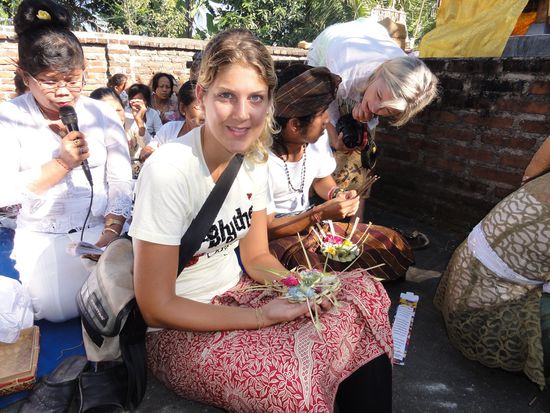 Annina mit den Utensilien für die Ceremony - Die Blumen werden zum beten gebraucht danach stecket man diese hinters Ohr und Reiskörner zwischen die Augen, an die Schläfen und den Hals