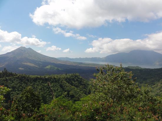 Links im Bild der Gunung Batur