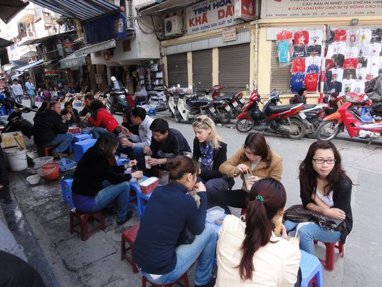 Eine der Strassenkuechen. Hier versuchen wir Fruchtsalat im Glas mit Kokos-Kondendsmilch und Eis...