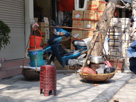 Sinnbildlich fuer Hanoi - Roller, vietnamesisches Tragsystem (wissen leider nicht wie das heisst...) und die Hocker der Strassenkuechen