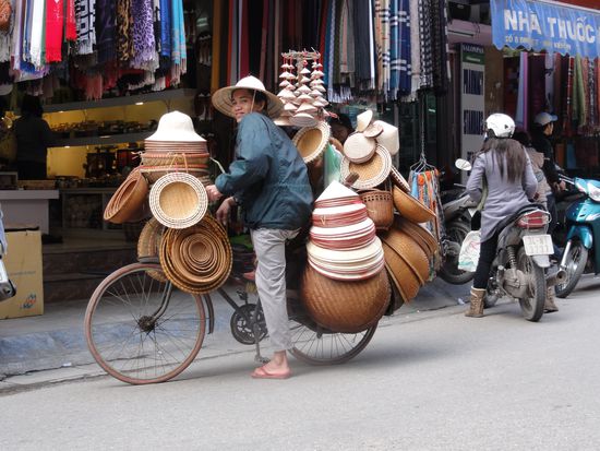 Alles wird auf Velos und Roller transportiert...