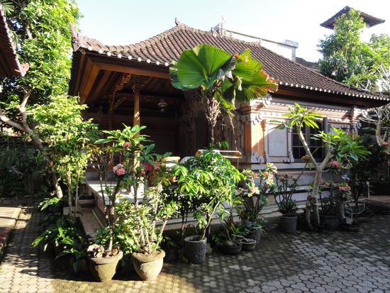 Nach langem Suchen fanden wir dann doch dieses schöne Bungalow. Dieses ist nach typischem balinesischem Stil gebaut und steht mitten in einer der vielen "familiären" Anlagen. In Bali hat man nicht einfach ein Haus oder eine Wohnung, sondern das Anwesen besteht immer aus verschiedenen kleinen Häuschen die in einer vorgegebenen Struktur aufgebaut sind.