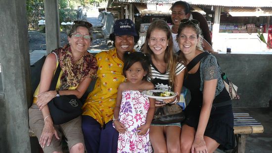 Mit Ruth, die uns ihr Essen zum probieren gab.