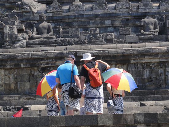Viele Touristen besuchen Borobudur doch tatsächlich mit Regenbogenfarbenen Sonnenschirmen.... Super für alle Fotos