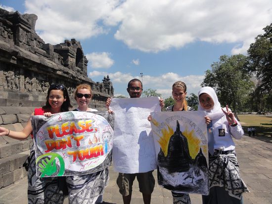 Borobudur wurde durch die vielen Touristen stark beschädigt. Nun versuchen unzählige junge Volunteers die Menschen darauf aufmerksam zu machen dass man weder Hinaufklettern noch Steine mitnehmen sollte
