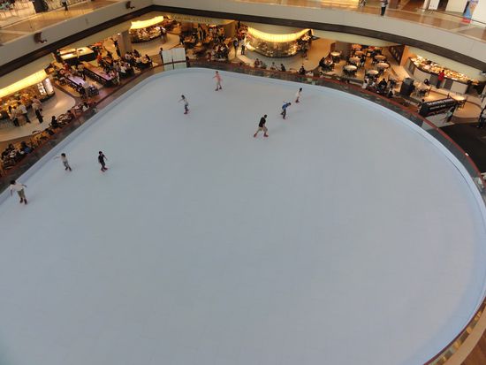 Eislaufbahn in der Marina Shopping Mall