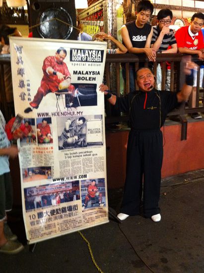 Voller Stolz zeigt Dr. Ho Eng Hui seine Rekorde...