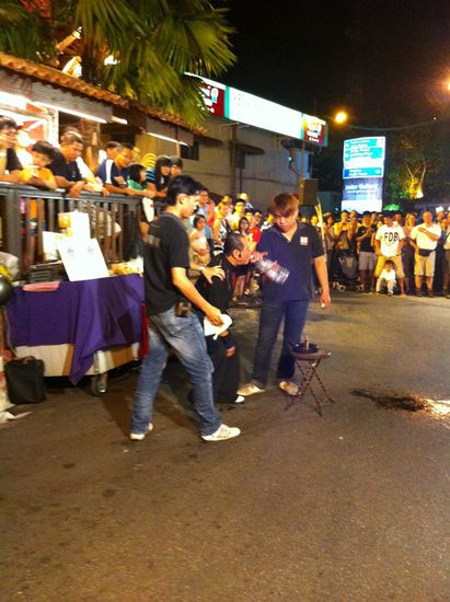 Gottsei Dank hat er zwei starke Helfer