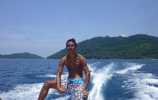 Die Wassertaxis und ihre kräftigen Fahrer bringen einem zu jedem Strand 