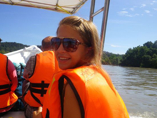 Auf dem Boot mussten wir wie so oft in Asien Schwimmwesten tragen.... Diese werden eigentlich immer angezogen sobald eine Pfuetze in Sicht ist