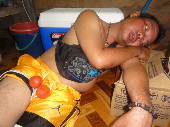 Joe, unser Guide am zweiten Abend.... Reiswhisky... Er ist staerker als so mancher Einheimische denkt