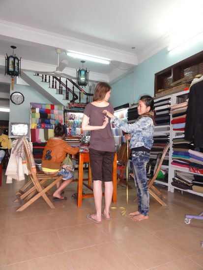 Malou wird vermessen... Sie hat richtig zugeschlagen: zwei Jacken, ein Blazer und drei Oberteile... 