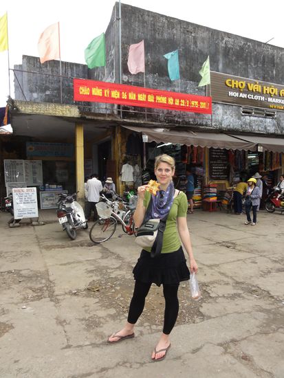 Auf dem Markt testeten wir frittierte Bananen und so ein Broetchen mit Kokos drin. Fein aber nach zwei Bissen hat man genug.