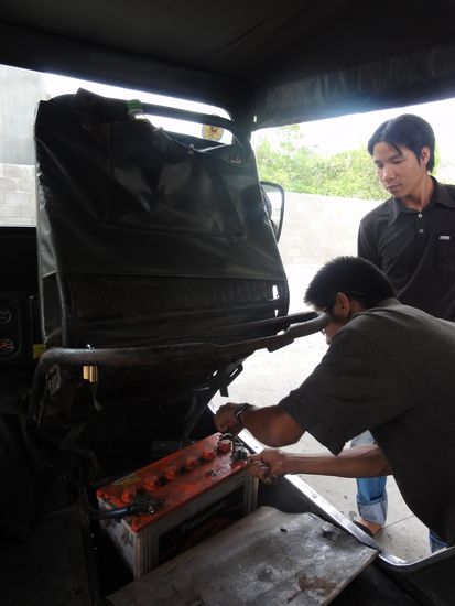 Ups, Panne am Jeep. Was er genau repariert hatte, war uns nicht klar. Einfach Schraube loesen und wieder anziehen aber es funktionierte....