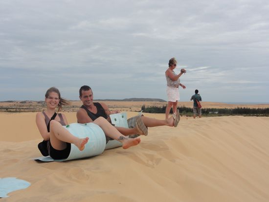 Sandschlitteln in den weissen Duenen... Immerhin das Posieren klappte