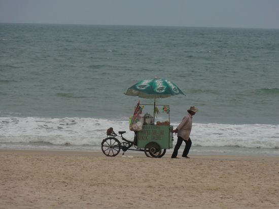 Glacema am Strand von Mui Ne... Und joehhhh das Aeffli 