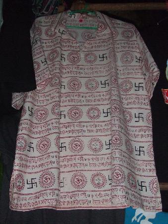 Hemd mit dem hier ueberall zu findenden Swastika. Ob eine Einreise in Deutschland damit so einfach moeglich waere, wollen wir lieber nicht ausprobieren.
Mehr Infos dazu gibts hier: http://www.bhagavad.de/syindex.shtml