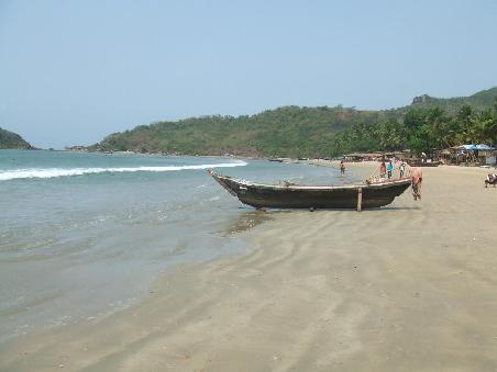 Strand mit Fischerboot in Palolem.