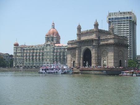 Das Gateway of India und das Taj Mahal Palace Hotel in Mumbai (zum Glueck nicht Sichtbar, die zuvor erwaehnte italinische Reisegruppe).