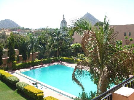 Hotelgarten mit Pool. Da fuehlte Andi sich schon wohler.