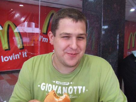Andi gluecklich bei Mc Donalds