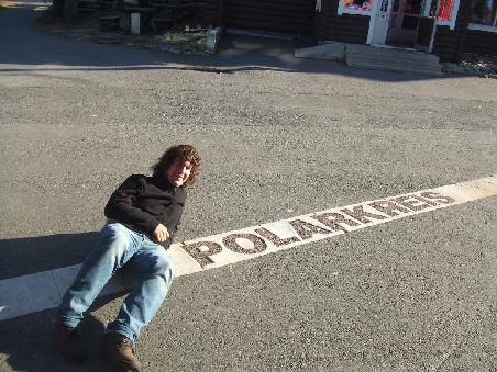 Juhu ich hab den Polarkreis liegend überquert. Das 5 Euro kostende Zertifikat habe ich allerdings nicht erworben. Hoffe das Foto reicht als Beweis