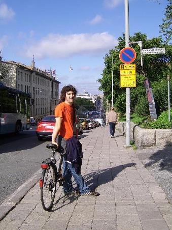 Mein neu erstandenes Fahrrad durfte ich am ersten Tag wegen einem Platten zum Händler zurück schieben (genau1 1/2 Stunden).