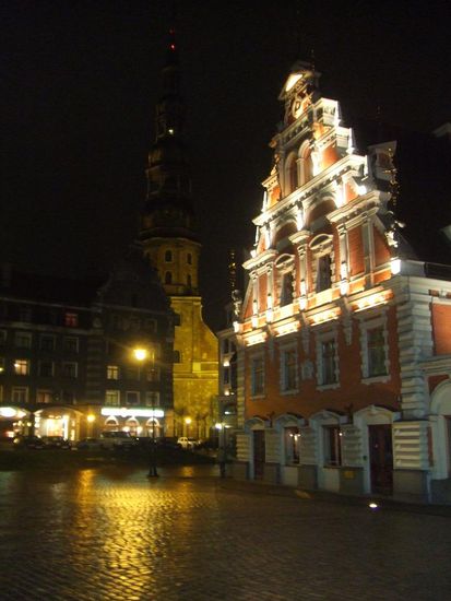 Rigas Altstadt bei Nacht.