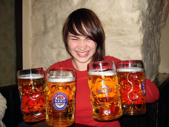 Für den Nebenjob auf dem Oktoberfest muss Ania wohl noch etwas üben.