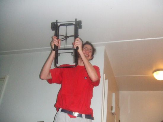 So teilt man um halb 5 den Nachbarn mit was man von ihren Beschwerden über zu viel Lärm hält  Und zu unserer Belustigung rutschte ein paar Sekunden später noch seine nicht wirklich sitzende Hose runter.