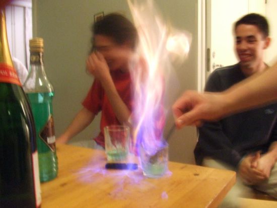 Ein kleiner Unfall beim Absinth anbrennen.