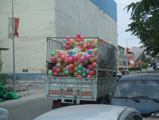 Das waere mal nen Baellchenbad ... / jeszcze w Amasyi - Dominikowi spodobala sie ciezarowka z pilkami plazowymi