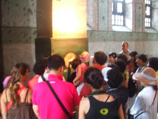 Viele Asiaten stecken ihren Finger in nen Loch in der Hagia Sofia. Wir haben uns das mal geschenkt./ Hagia Sofia: Kolumna z dziura w srodku