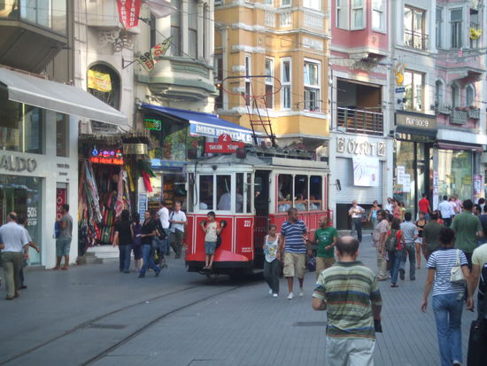 Einkaufstrasse in Istanbul / Glowny deptak XIX-wiecznej dzielnicy Stambulu