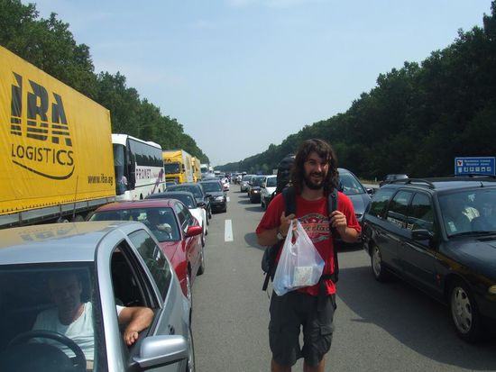 Alle die so herzlos an uns vorbei gefahren  sind, können wir an der serbisch-kroatischen Grenze wieder überholen. hähä / Pod granica serbsko-chorwacka smiejemy sie tym wszystkim kierowcom, ktorzy nie chcieli sie dla nas zatrzymac, w twarz.