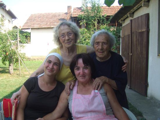 in Gunja angekommen / Gunja. Od lewej i od gory babcia Milewa, prababcia Sofia, ja i kuzynka babci - Lilja