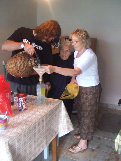 für die Witwenparty zu meinem Geburtstag wurden erst mal nen paar Liter Schnaps abgefüllt / Domowej roboty sliwowica, ktora pozniej 6 wdow (Milewa, Sofia, Lilja i 3 sasiadki) wznosily toasty za zdrowie Dominika, ktory mial urodziny