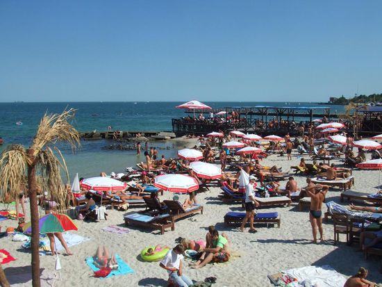 ueberfuellter und mit House beschallter Strand in Odessa / Plaza w Odessie