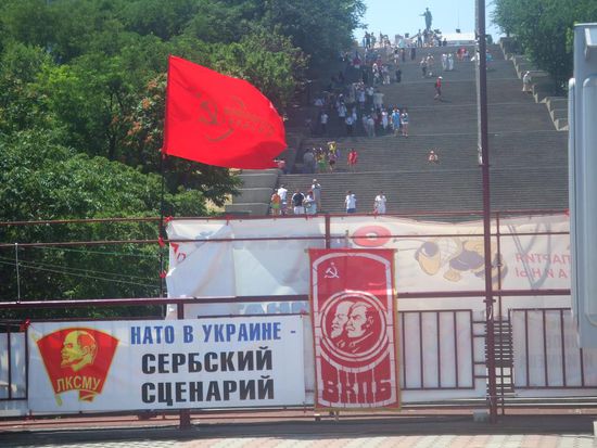 "Nato in Ukraine - is like Serbian Scenario" Die Kommuniosten zeigen hier Flagge (Ist ja auch die Potemkin-Treppe)/ Partia komunistyczna wciaz aktywna (w tle schody Potiomkina)