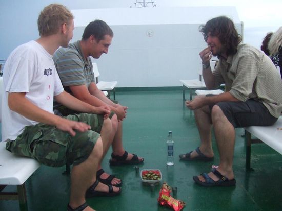 Vodka gefolgt von saurer Gurke und Tomate. Passt wirklich gut zusammen. / Wodka i zagrycha na pokladzie (Od lewej strony: Alek, Marcin i Domi)