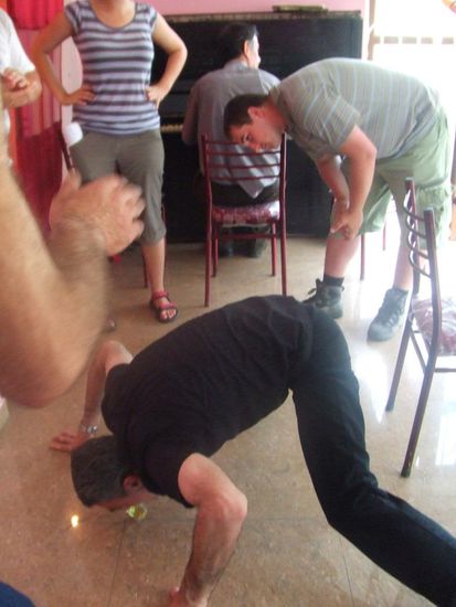 Vorfuehrung im traditionellen Vodkatrinken. (NAch Sirtaki und Auf-demT-Shirt-Tanzen) / Po szalonym tancu tradycyjny sposob picia wodki