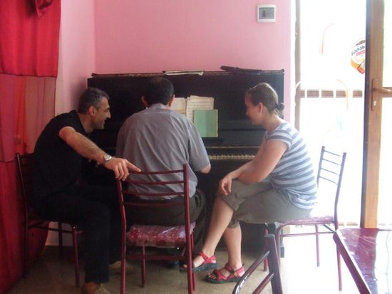 Ania dfarf sich LIeder wuenschen. / Maestro przy pianinie