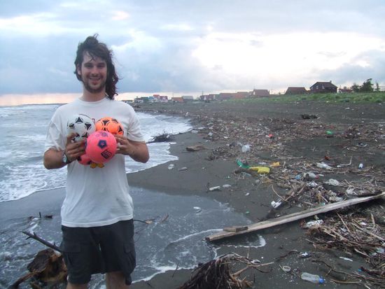 Am Strand findet man alles. Vom Fussball ueber Autoteile bis zur Toilettenschuiessel. / Plaza w Gregoleti