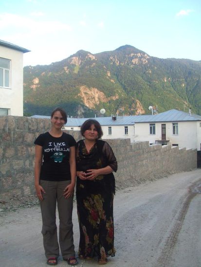 Ania beim Dorfruntgang mit der Englischlehrerin. / Nauczycielka angielskiego z Khulo oprowadza nas po okolicy