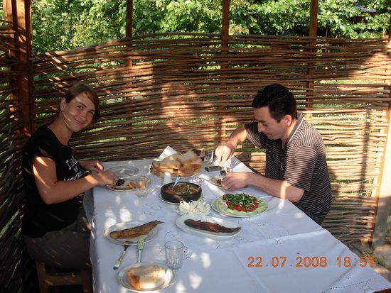Im Restaurant (Die Georgier lieben es gemuetlich und privat. Daher sind oft die Tische einzeln abgegrenzt) / Obiad z naszym policjantem