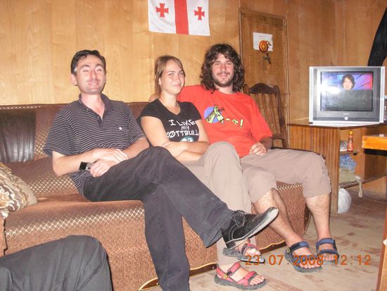 auf dieser Couch verbrachten wir viele Stunden (sehr gemuetlich) / Na tej kanapie spedzilismy sporo czasu na spisywaniu zeznan