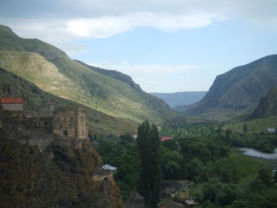 Khertvisi (16 Kilometer in diesem TAl liegt VArdzia) / (16 km wglab tej doliny lezy Vardzia)