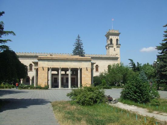Stalin Museum im Hintergrund und im Vordergrund das von einem Tempel umgebene Geburtshaus Stalins / W tle Muzeum Stalina a tuz przed nim dom, w ktorym sie urodzil (za kolumnami)