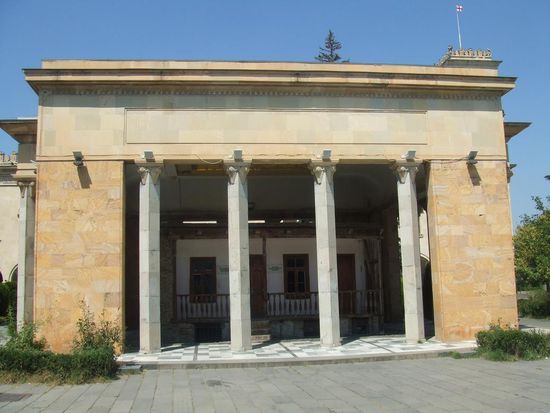 Pod imponujaca konstrukcja domek Stalina