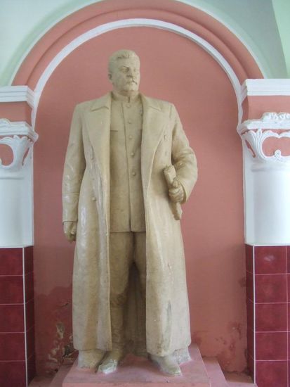 Stalin am Bahnhof / i mniejszy pomnik na dworcu kolejowym Gori